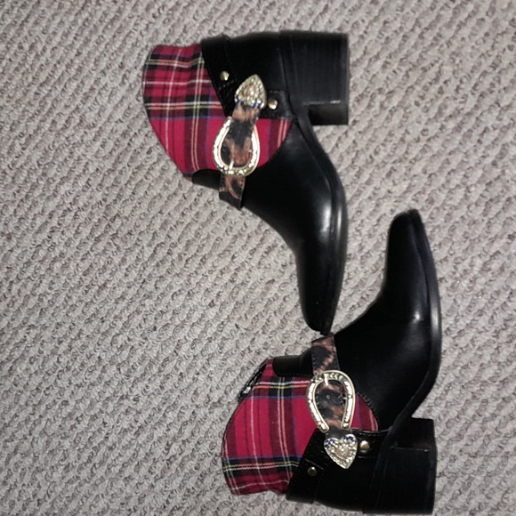 Betsey Johnson - Picture 2 of 9